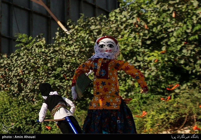 مراسم شادپیمایی عروسک‌ها در بوستان آب و آتش