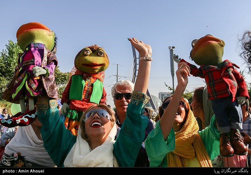 مراسم شادپیمایی عروسک‌ها در بوستان آب و آتش