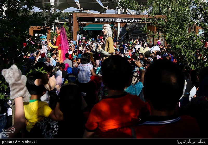 مراسم شادپیمایی عروسک‌ها در بوستان آب و آتش