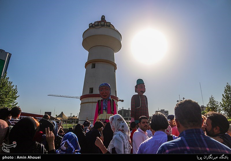 مراسم شادپیمایی عروسک‌ها در بوستان آب و آتش