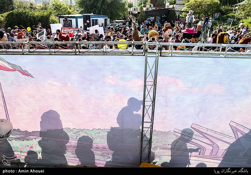 مراسم شادپیمایی عروسک‌ها در بوستان آب و آتش