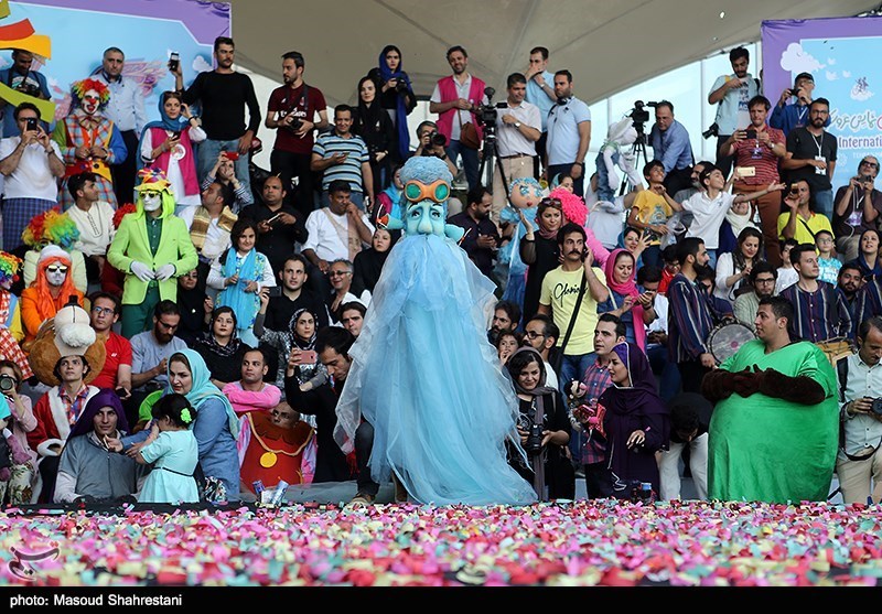 شادپیمایی عروسک‌ها در بوستان آب و آتش