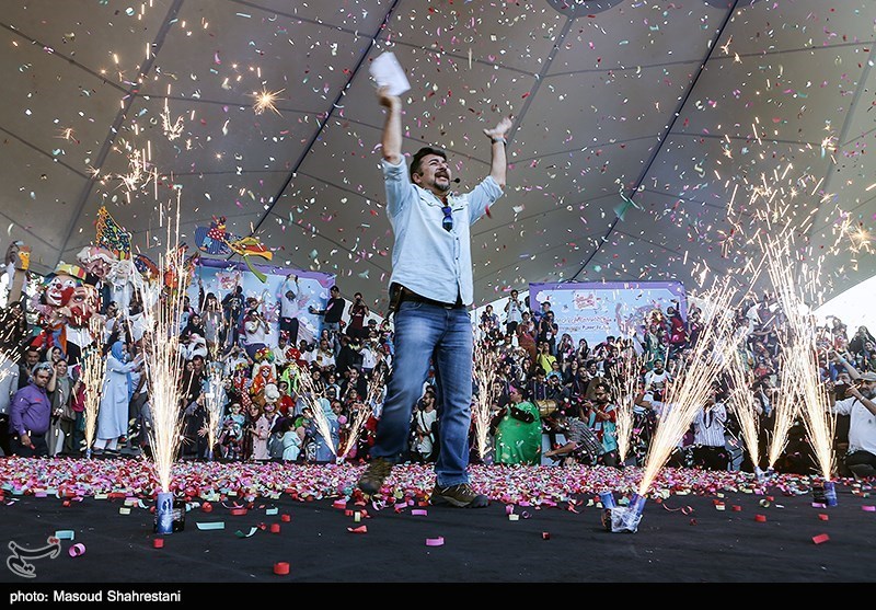 شادپیمایی عروسک‌ها در بوستان آب و آتش