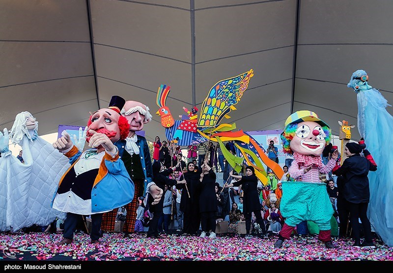 شادپیمایی عروسک‌ها در بوستان آب و آتش