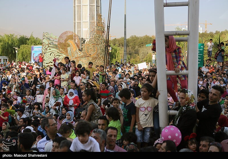 شادپیمایی عروسک‌ها در بوستان آب و آتش