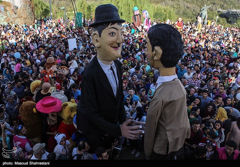شادپیمایی عروسک‌ها در بوستان آب و آتش