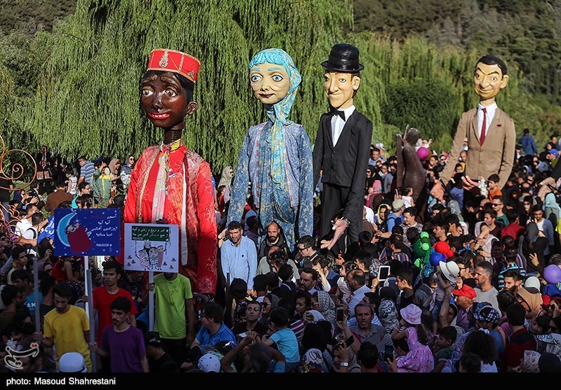 شادپیمایی عروسک‌ها در بوستان آب و آتش