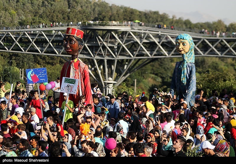 شادپیمایی عروسک‌ها در بوستان آب و آتش