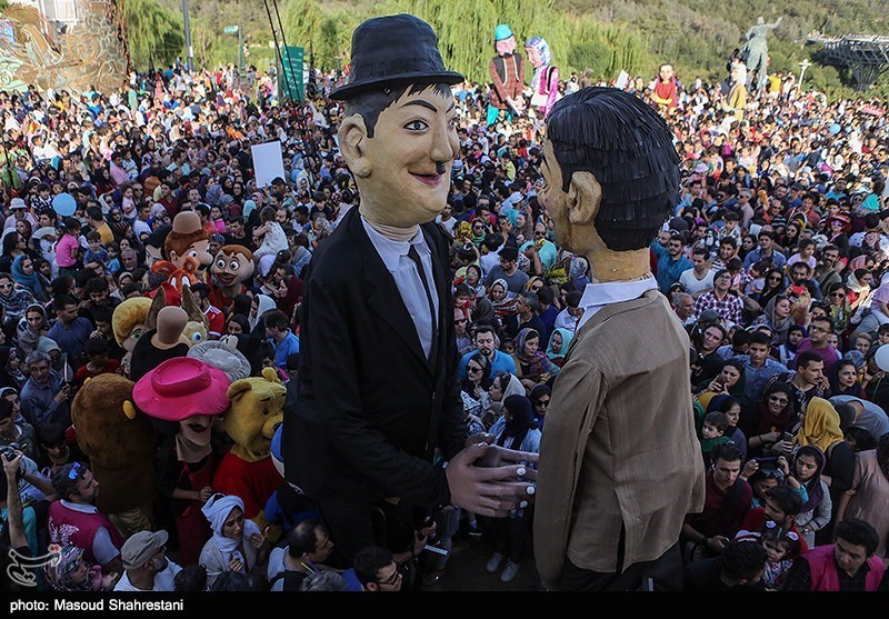 شادپیمایی عروسک‌ها در بوستان آب و آتش