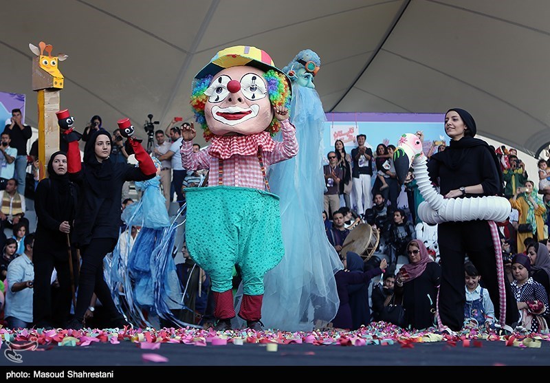 شادپیمایی عروسک‌ها در بوستان آب و آتش