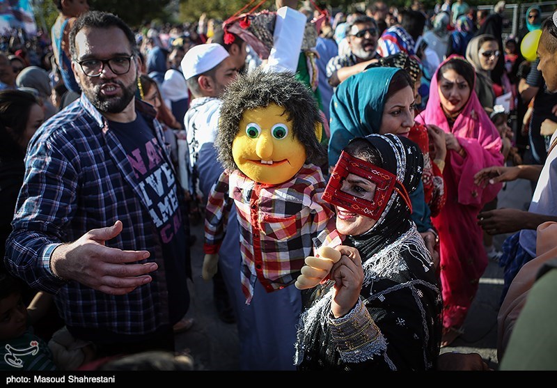 شادپیمایی عروسک‌ها در بوستان آب و آتش