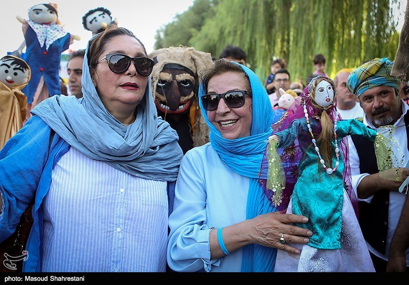 شادپیمایی عروسک‌ها در بوستان آب و آتش