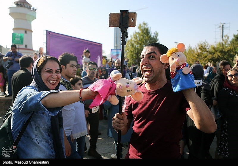 شادپیمایی عروسک‌ها در بوستان آب و آتش