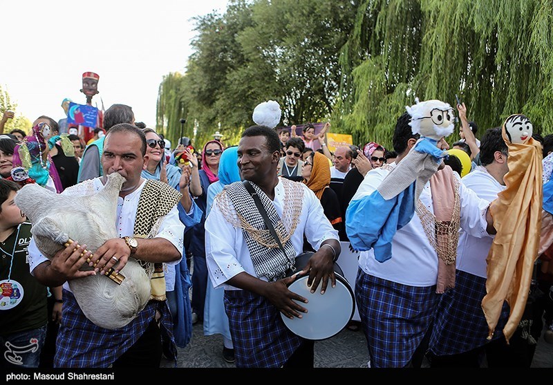 شادپیمایی عروسک‌ها در بوستان آب و آتش