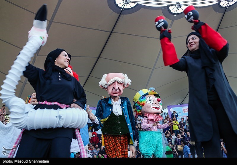 شادپیمایی عروسک‌ها در بوستان آب و آتش