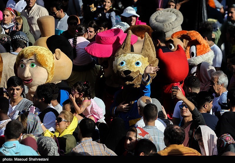 شادپیمایی عروسک‌ها در بوستان آب و آتش
