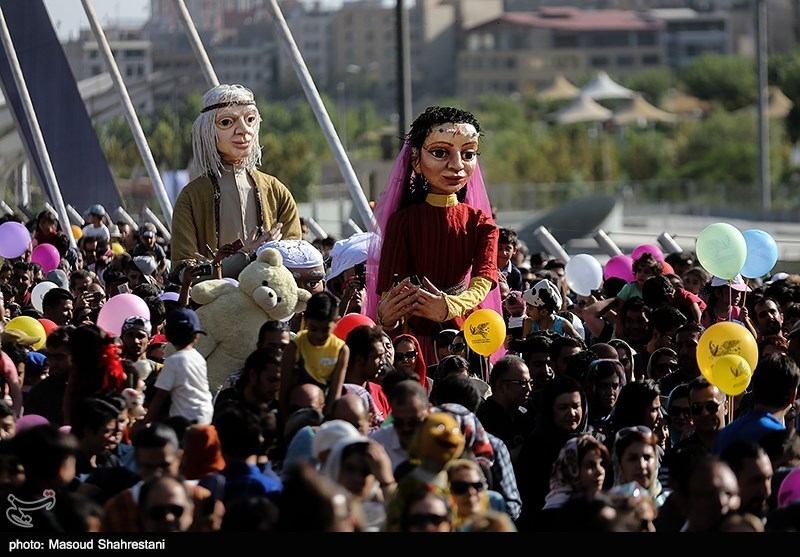 شادپیمایی عروسک‌ها در بوستان آب و آتش