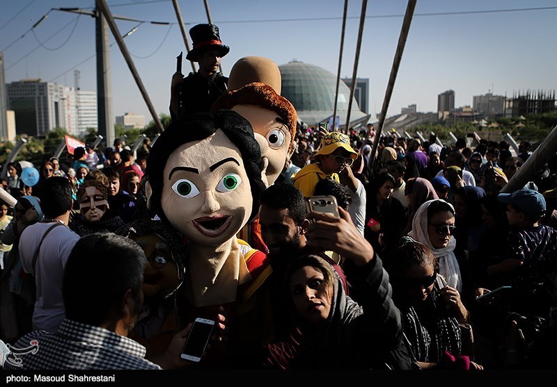 شادپیمایی عروسک‌ها در بوستان آب و آتش