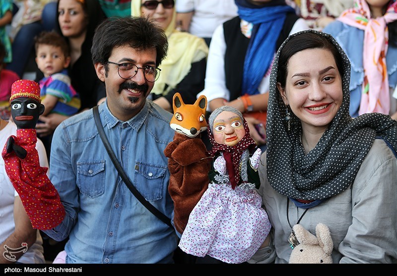 شادپیمایی عروسک‌ها در بوستان آب و آتش