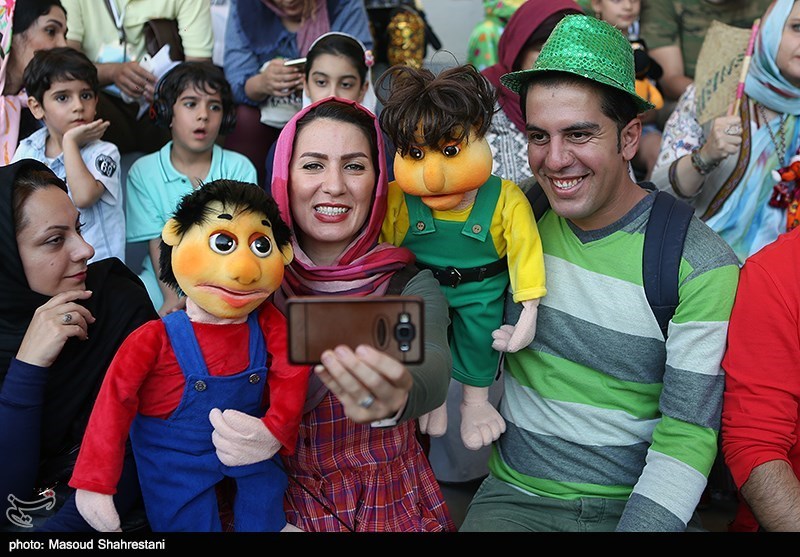 شادپیمایی عروسک‌ها در بوستان آب و آتش