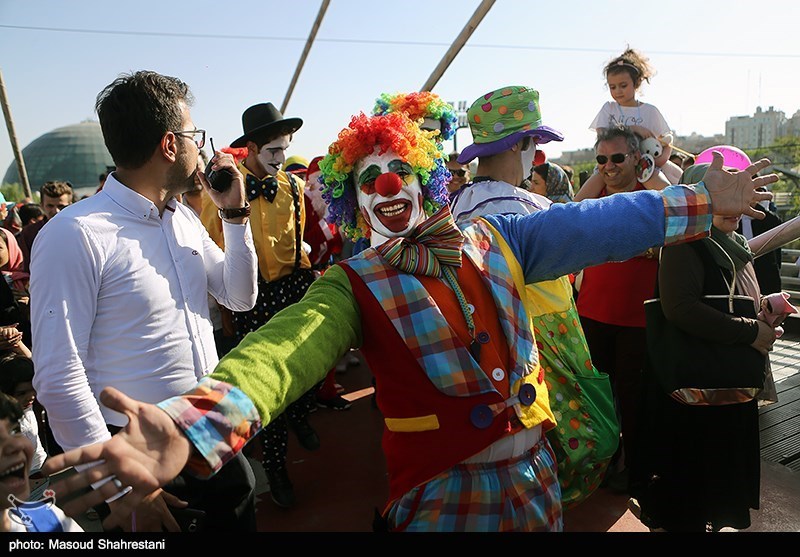 شادپیمایی عروسک‌ها در بوستان آب و آتش