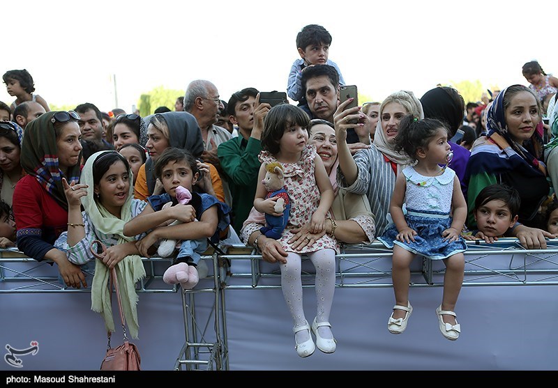 شادپیمایی عروسک‌ها در بوستان آب و آتش