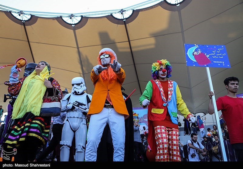 شادپیمایی عروسک‌ها در بوستان آب و آتش