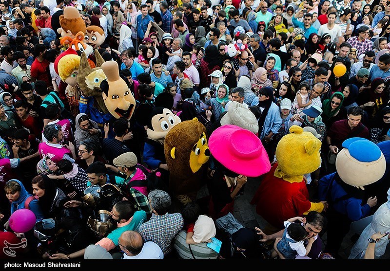 شادپیمایی عروسک‌ها در بوستان آب و آتش