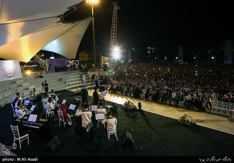 کنسرت خیابانی محمد معتمدی در بوستان آب و آتش