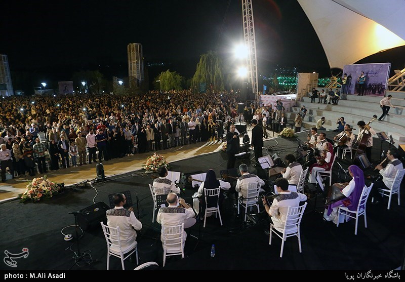 کنسرت خیابانی محمد معتمدی در بوستان آب و آتش