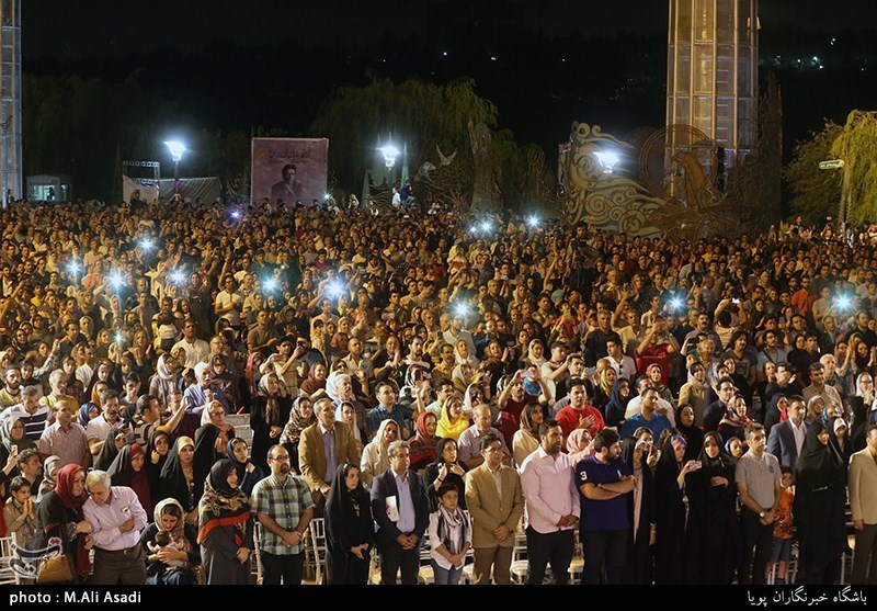 کنسرت خیابانی محمد معتمدی در بوستان آب و آتش