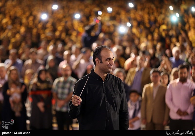 کنسرت خیابانی محمد معتمدی در بوستان آب و آتش