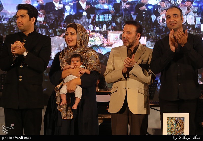 کنسرت خیابانی محمد معتمدی در بوستان آب و آتش