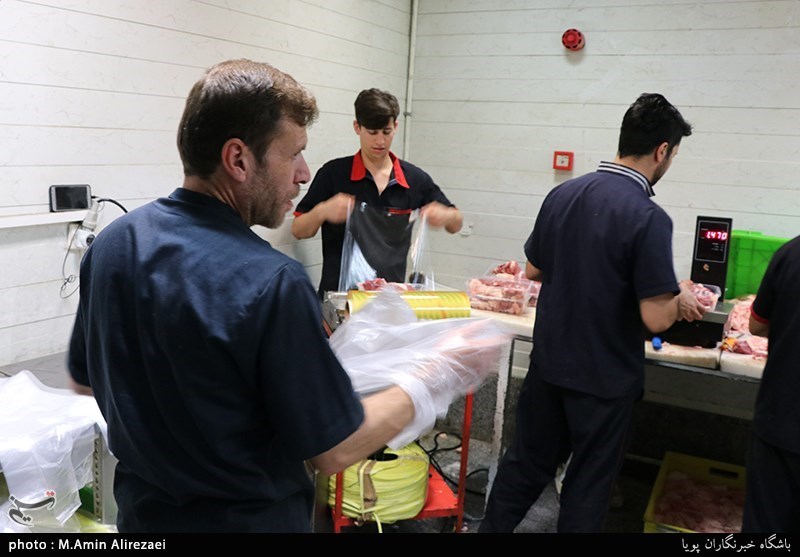 آماده سازی بسته های گوشت قربانی آستان قدس برای مناطق محروم
