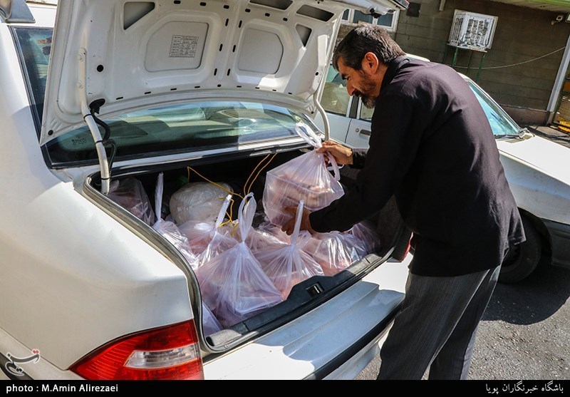 آماده سازی بسته های گوشت قربانی آستان قدس برای مناطق محروم