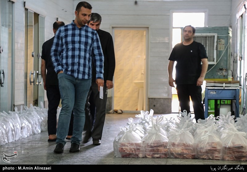 آماده سازی بسته های گوشت قربانی آستان قدس برای مناطق محروم