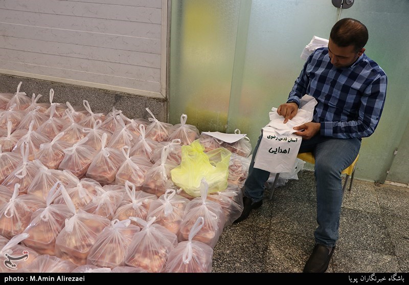 آماده سازی بسته های گوشت قربانی آستان قدس برای مناطق محروم