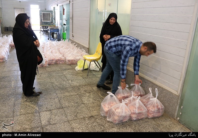 آماده سازی بسته های گوشت قربانی آستان قدس برای مناطق محروم