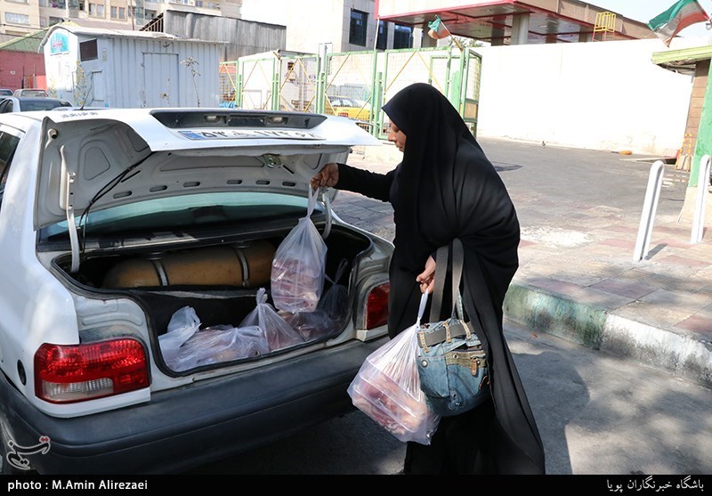 آماده سازی بسته های گوشت قربانی آستان قدس برای مناطق محروم