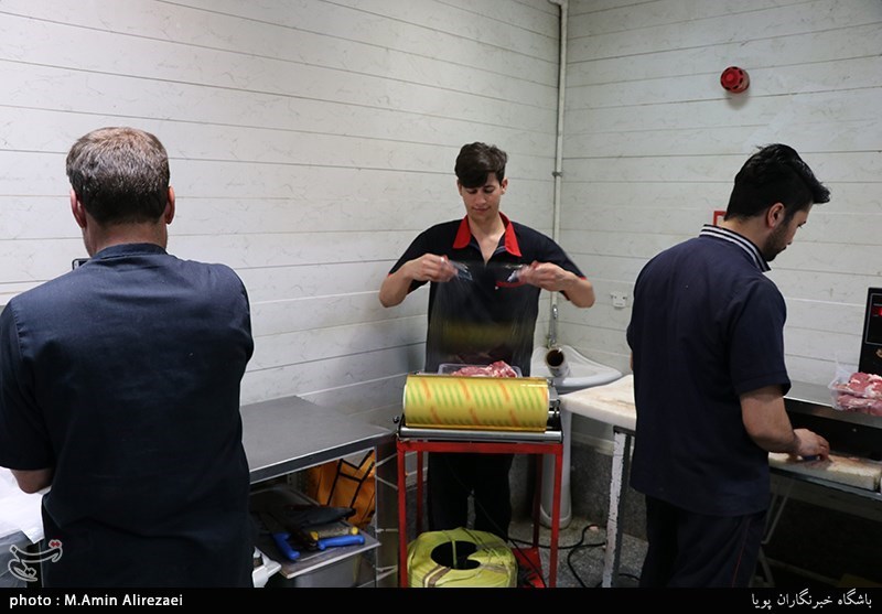 آماده سازی بسته های گوشت قربانی آستان قدس برای مناطق محروم