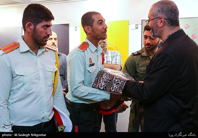 ازدید سربازان حاضر در حادثه تروریستی اهواز از نمایشگاه پوسترحوزه هنری
