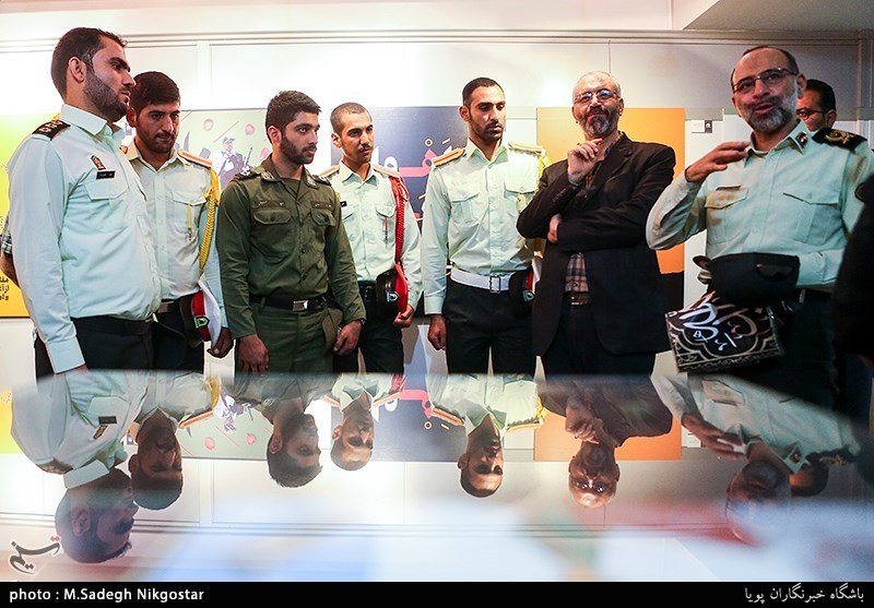 ازدید سربازان حاضر در حادثه تروریستی اهواز از نمایشگاه پوسترحوزه هنری
