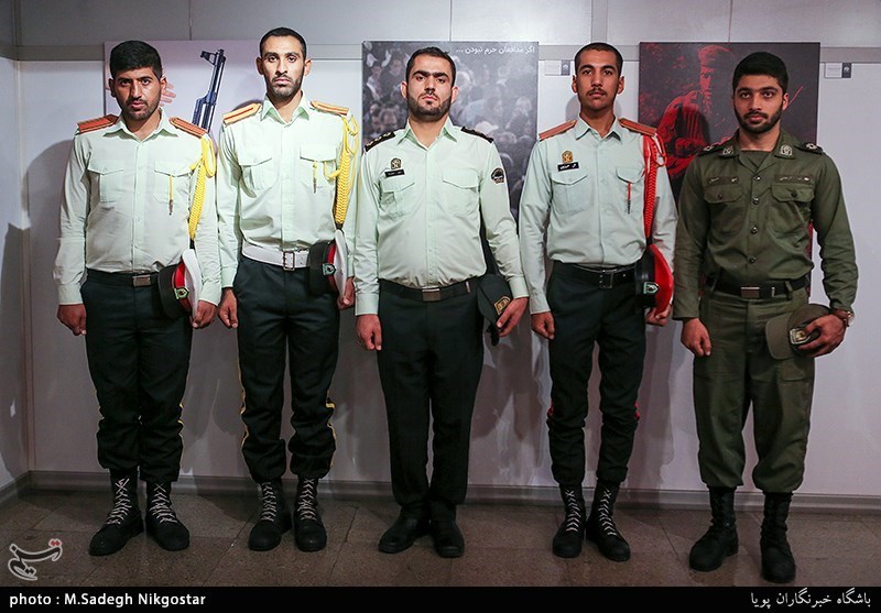 ازدید سربازان حاضر در حادثه تروریستی اهواز از نمایشگاه پوسترحوزه هنری
