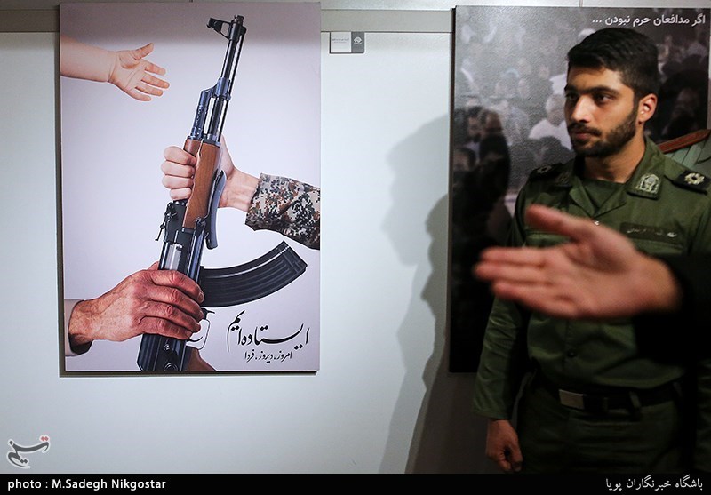 ازدید سربازان حاضر در حادثه تروریستی اهواز از نمایشگاه پوسترحوزه هنری