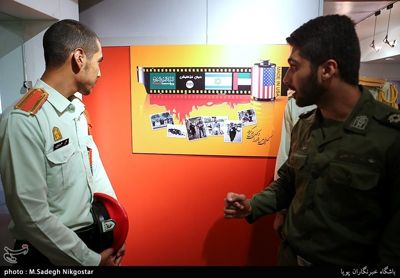 ازدید سربازان حاضر در حادثه تروریستی اهواز از نمایشگاه پوسترحوزه هنری