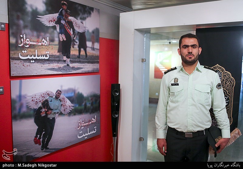 ازدید سربازان حاضر در حادثه تروریستی اهواز از نمایشگاه پوسترحوزه هنری