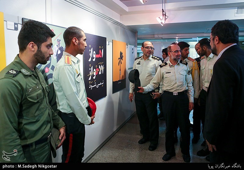 ازدید سربازان حاضر در حادثه تروریستی اهواز از نمایشگاه پوسترحوزه هنری