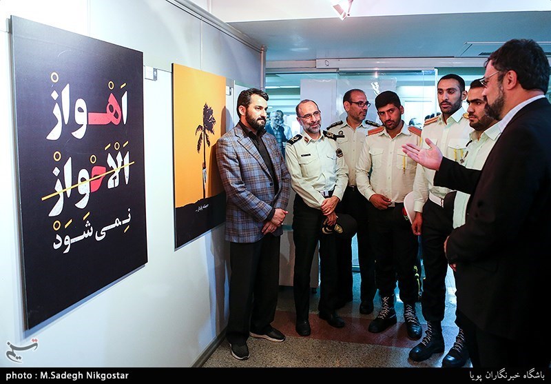 ازدید سربازان حاضر در حادثه تروریستی اهواز از نمایشگاه پوسترحوزه هنری