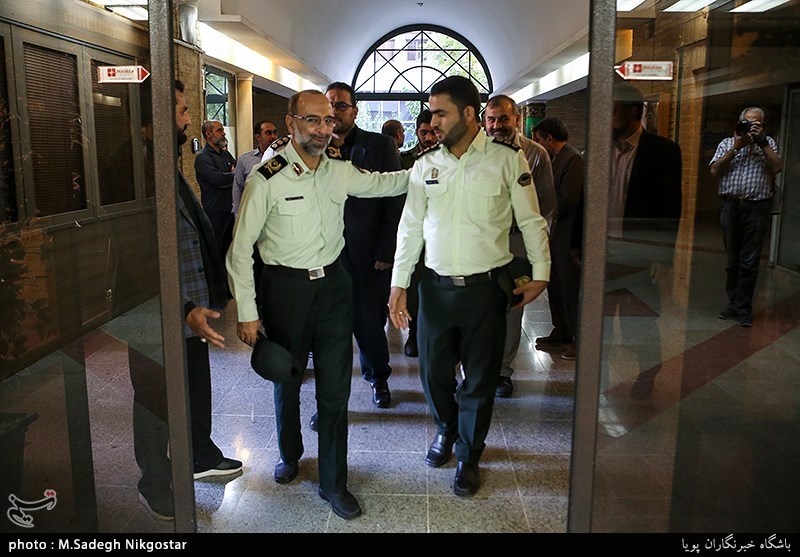 ازدید سربازان حاضر در حادثه تروریستی اهواز از نمایشگاه پوسترحوزه هنری