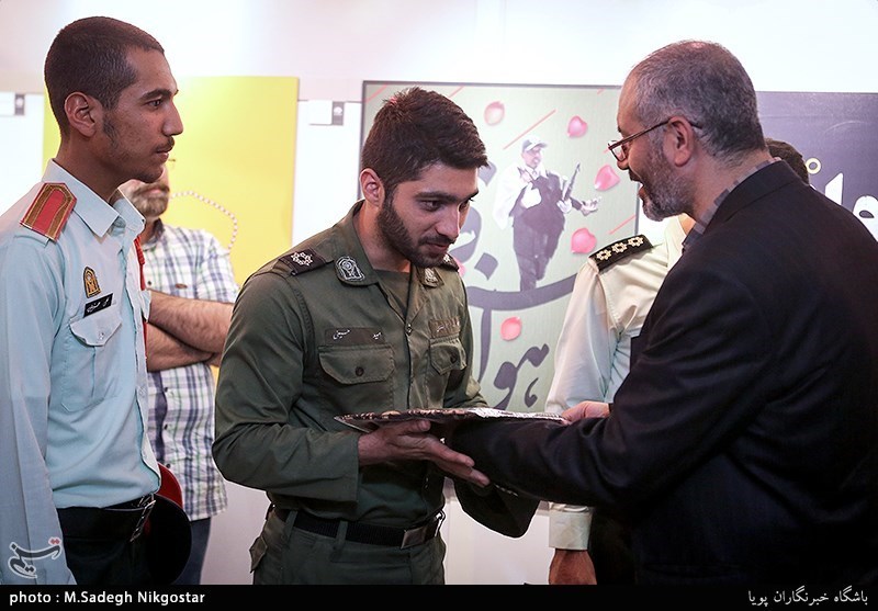 ازدید سربازان حاضر در حادثه تروریستی اهواز از نمایشگاه پوسترحوزه هنری
